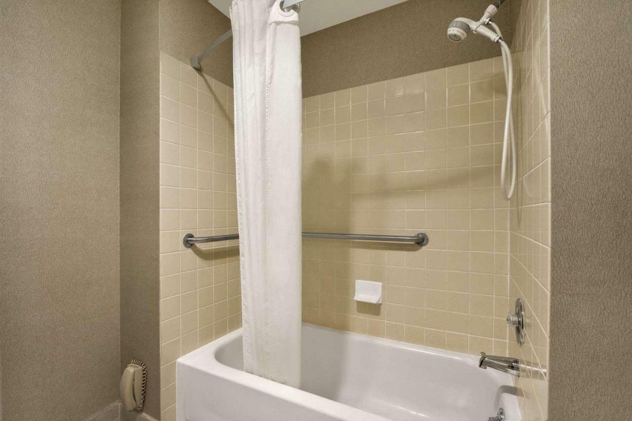 Days Inn By Wyndham Auburn Kültér fotó